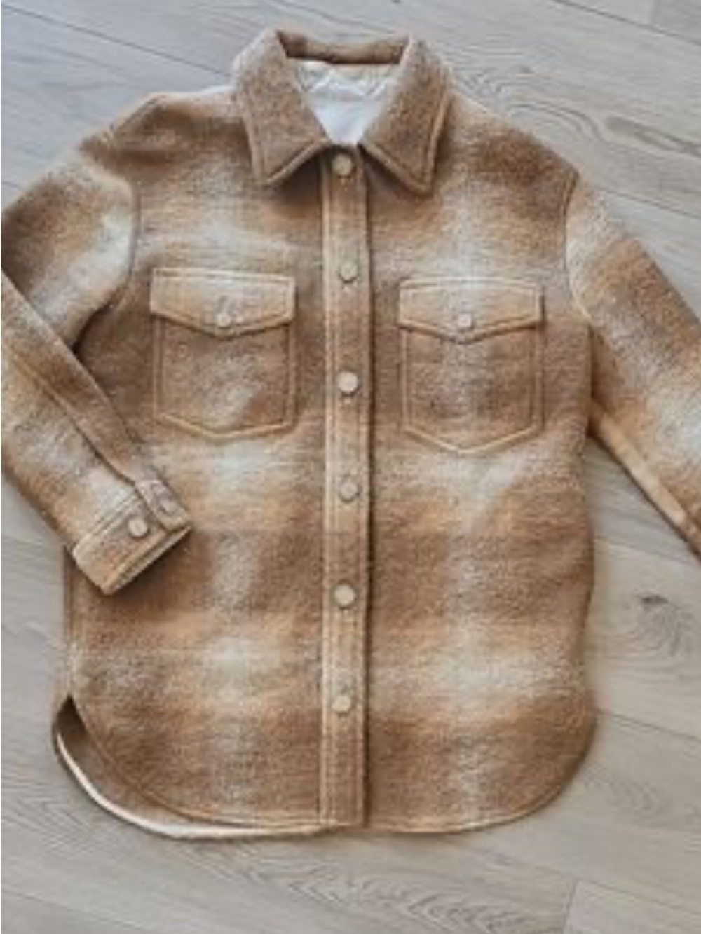 Wilfred Free Aritzia Ganna shirt jacket in a light beige plaid pattern
